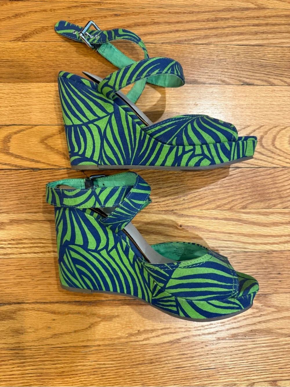 Gap tropical leaf pattern wedges size 8